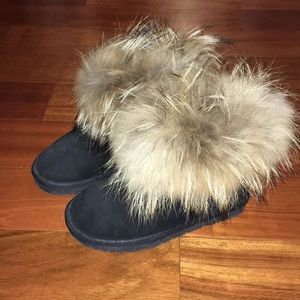 NWOT Super cute furry boots size 6